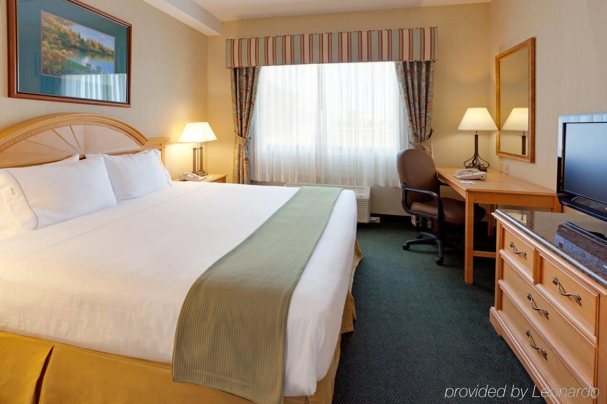 Holiday Inn Express Hotel & Suites Watertown - Thousand Islands, An Ihg Hotel Rum bild